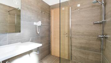 Suite, vista mare | Bagno | Doccia, asciugacapelli, asciugamani, sapone