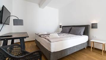 1 slaapkamer, een kluis op de kamer, een bureau