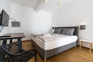 1 dormitori, caixa forta a l'habitació, escriptori i cortines opaques 