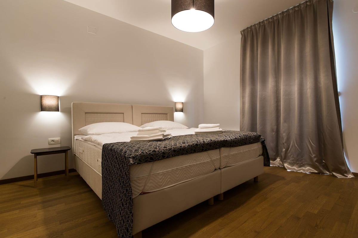 1 habitación, caja de seguridad en la habitación y escritorio