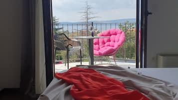 1 habitación, caja de seguridad en la habitación y escritorio