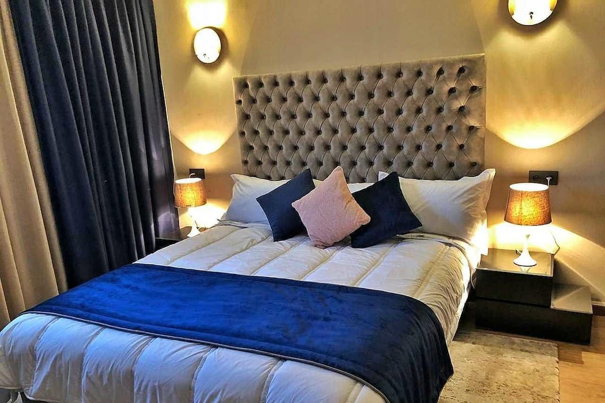 Apartamento Confort, 3 habitaciones | 3 dormitorios, cortinas opacas, tabla de planchar con plancha