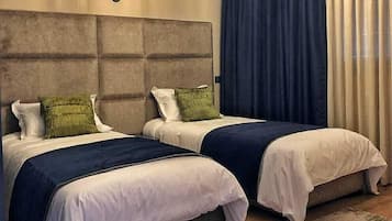 3 kamar tidur, tirai kedap cahaya, dan setrika/meja setrika
