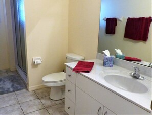 Badewanne, Haartrockner, Handtücher