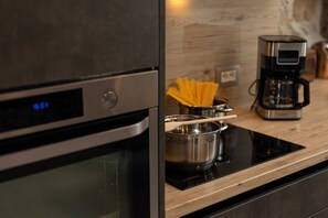 Coffee/tea maker, fridge, oven, dishwasher
