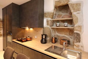 Kühlschrank, Ofen, Geschirrspüler, Wasserkocher mit Kaffee-/Teezubehör