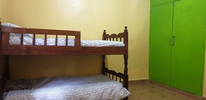 2 chambres, fer et planche à repasser, Wi-Fi, draps fournis