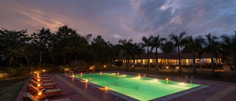 Una piscina al aire libre de temporada