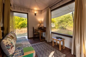 Luxury-Zelt, 1 King-Bett, Poolblick | Wohnbereich | 32-Zoll-LCD-Fernseher mit Kabelempfang, Fernseher