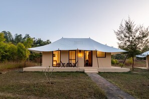 Tienda de lujo, 1 cama de matrimonio grande, vistas a la piscina | 2 dormitorios, caja fuerte, espacio para trabajar con un portátil