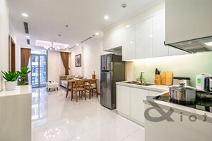 Refrigerador, microondas, utensilios de cocina