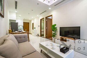 Televisio, takka, pöytätennispöytä