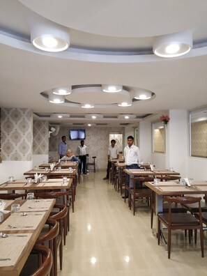 Restaurant - Aum Hotel (Puttaparti)