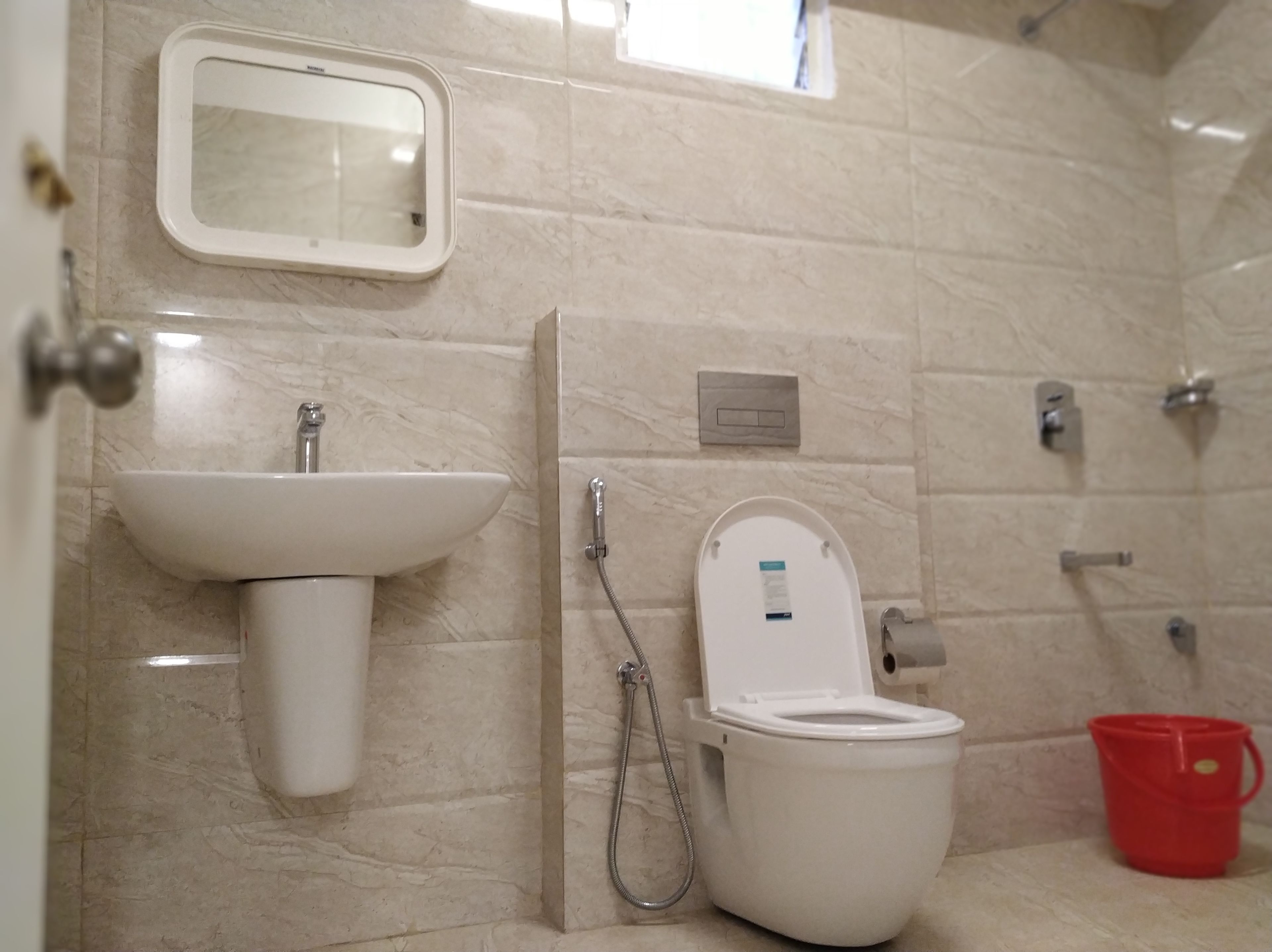 Ein Badezimmer mit Waschbecken, Toilette und Dusche.