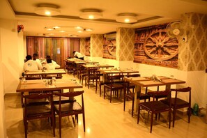 Restaurant - Aum Hotel (Puttaparti)