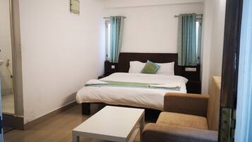 Phòng Deluxe, 1 giường cỡ queen | Két bảo mật tại phòng, bàn ủi/dụng cụ ủi quần áo