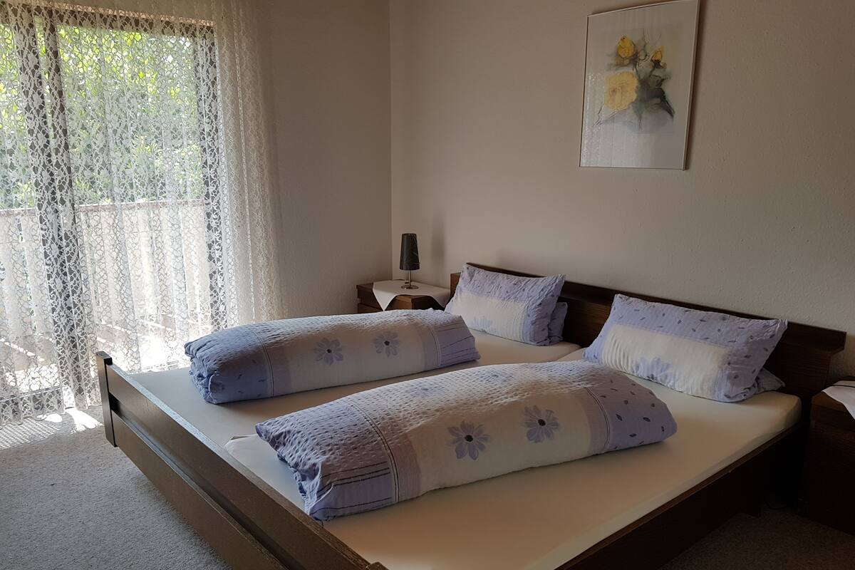 Habitación doble, vista al jardín | Espacio para trabajar con laptop, camas extra y wifi gratis 