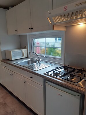 Geladeira, cooktop, chaleira elétrica, torradeira