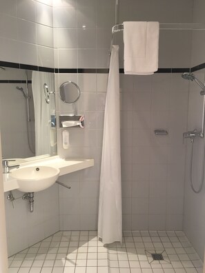 Bathroom - Warias Hotel & Restaurant (Braunsbedra)