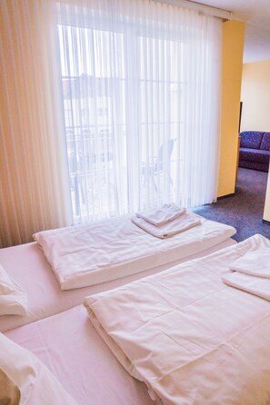 Premium Double Room, 1 Double Bed with Sofa bed, Non Smoking, City View | 1 bedroom, in-room safe, individually furnished, desk - Warias Hotel & Restaurant (Braunsbedra)