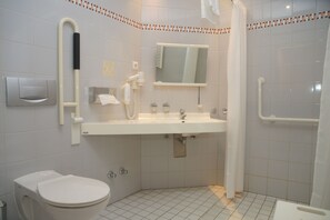 Superior Double Room | Bathroom | Shower, hair dryer, towels, soap - Warias Hotel & Restaurant (Braunsbedra)