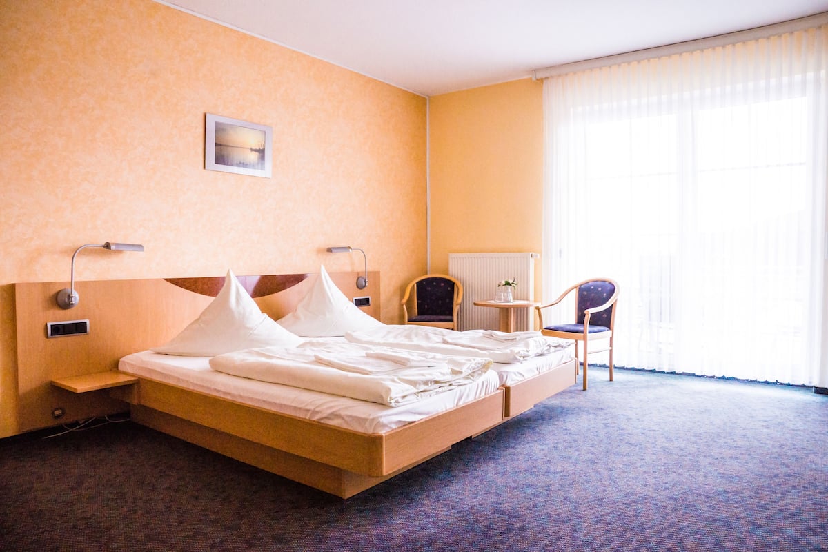 classic double room | 1 bedroom, in-room safe, individually furnished, desk