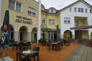Terrace/patio - Warias Hotel & Restaurant (Braunsbedra)