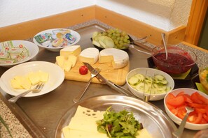 Daily buffet breakfast for a fee - Warias Hotel & Restaurant (Braunsbedra)