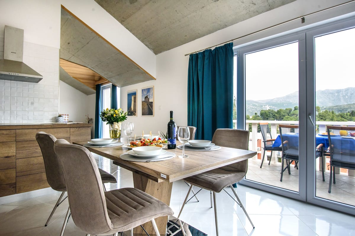 Loftsleilighet – superior, utsikt mot marina | Spiseområde på rommet