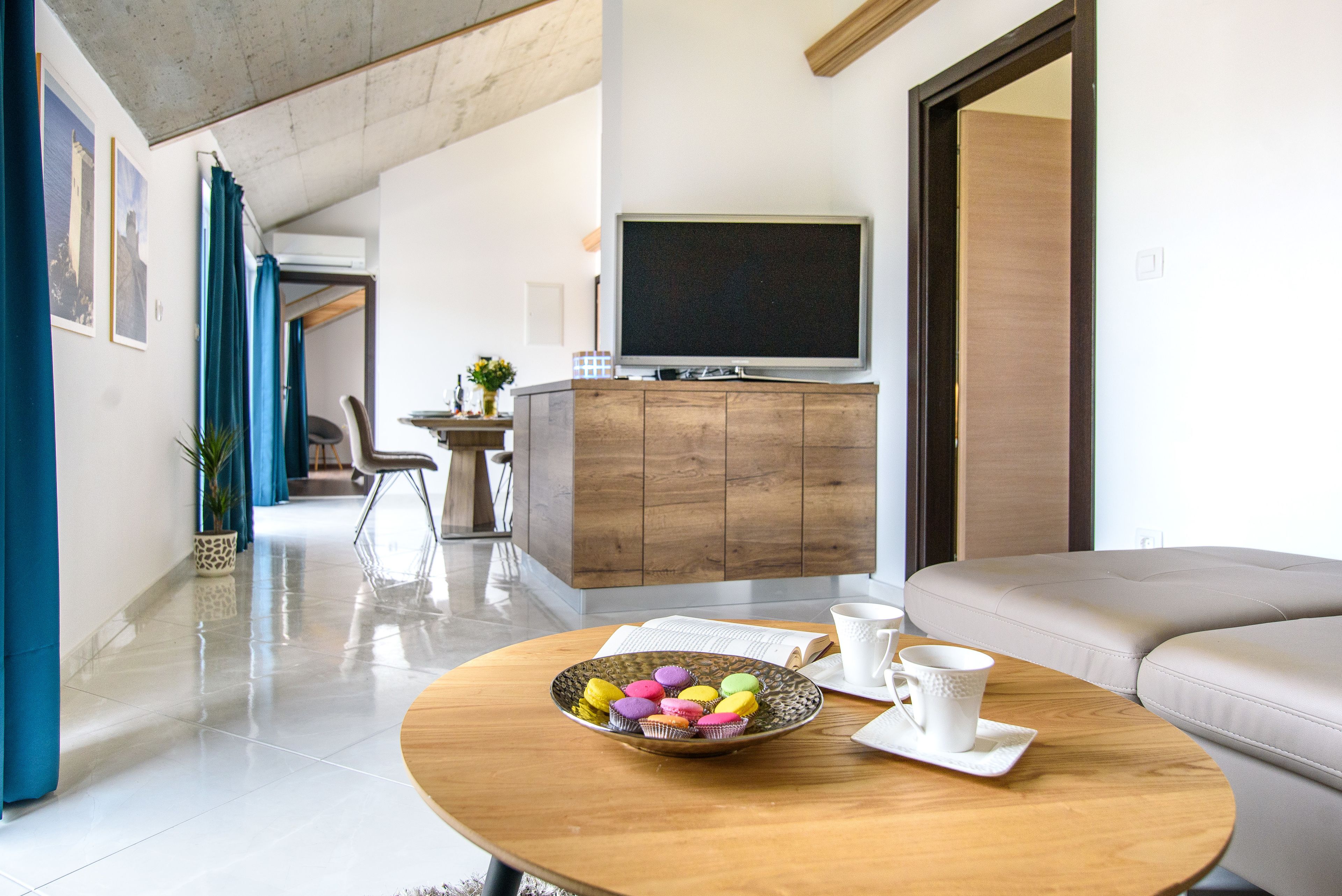 Superior-Penthouse, Blick auf den Jachthafen | Wohnbereich | 120-cm-Flachbildfernseher mit Satellitenempfang, LED-Fernseher