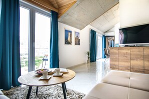 슈피리어 펜트하우스, 마리나 전망 | 거실 공간 | 위성 채널 시청이 가능한 120cm 평면 TV, LED TV