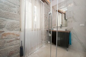 Ducha, cabezal de ducha tipo lluvia, secador de pelo, toallas