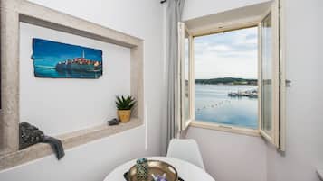 Sunrise Sea view Studio | 客房内用餐