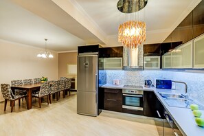 Kjøleskap, mikrobølgeovn, ovn og kokeplater