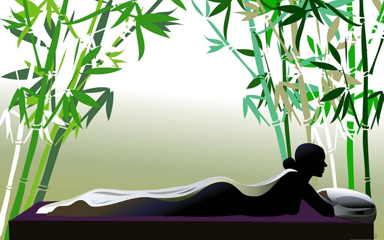 Una persona recostada en una cama en una habitación con plantas de bambú.