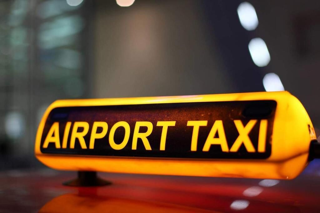 Ein Schild mit der Aufschrift 'AIRPORT TAXI'.