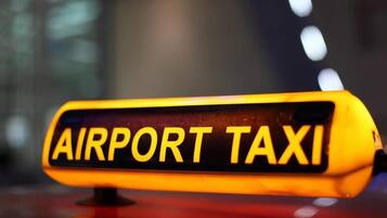 Ein Schild mit der Aufschrift 'AIRPORT TAXI'.