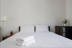 Hypo-allergenic bedding, down comforters, desk, blackout drapes - Airport Hotel Kampala - Entebbe (Entebbe)