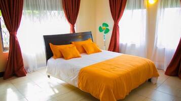 2 soveværelser, allergivenligt sengetøj, dundyner, skrivebord