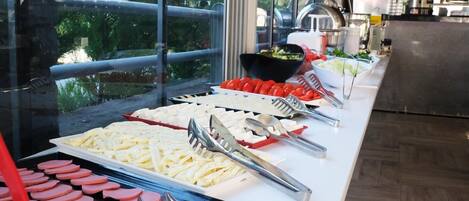 Ein Buffet mit verschiedenen Speisen und Besteck.