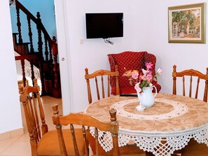 Apartment, Terrace | In-room dining