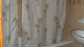 Apartemen | Kamar mandi | Shower, pancuran hujan, handuk, dan tisu toilet