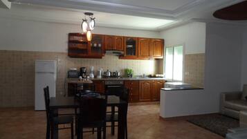 Apartemen | Dapur pribadi | Lemari es besar, oven, kompor, dan mesin pembuat kopi/teh