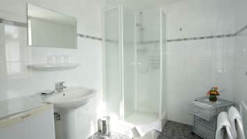 Family Room | Bathroom | Shower, rainfall showerhead, hair dryer, towels