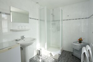 Family Room | Bathroom | Shower, rainfall showerhead, hair dryer, towels