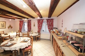 Free daily buffet breakfast  - Domaine Sylvie Fahrer & Fils (Saint-Hippolyte)