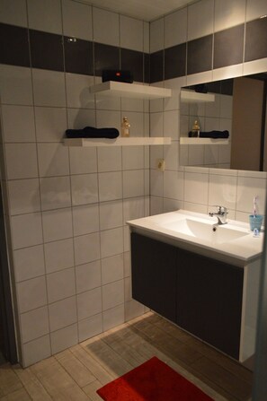 Stuga - 2 sovrum (6 pax) | Badrum | Dusch och hårtork