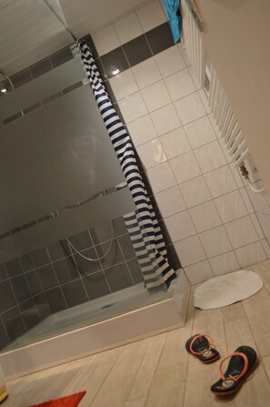 Cottage, 2 slaapkamers (6 pax) | Badkamer | Een douche, een haardroger