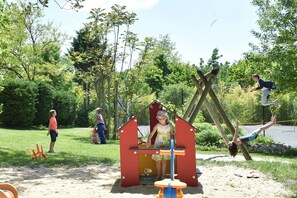 Área de juegos infantiles al aire libre