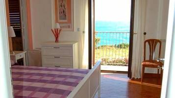 Chambre Double Deluxe, 1 grand lit, vue mer | 1 chambre, minibar, rideaux occultants, lits pliants/supplémentaires